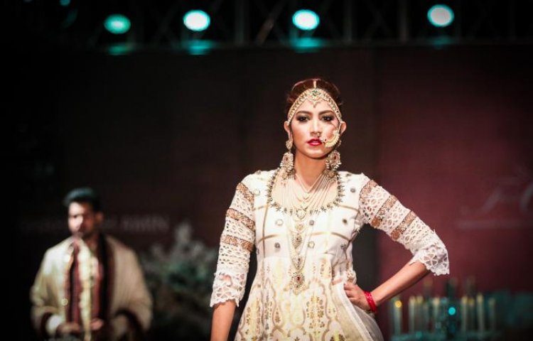 ঐতিহ্যবাহী পোশাকের সঙ্গে ঐতিহ্যবাহী গয়না।