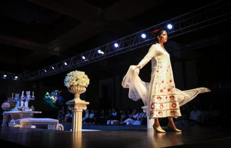 ‘ফল-উইন্টার ২০১৮’ শীর্ষক এই ফ্যাশন শোর র‍্যাম্পে এক মডেল।