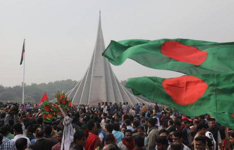 দিন বাড়ার সঙ্গে সঙ্গে স্মৃতিসৌধ প্রাঙ্গণে বাড়তে থাকে মানুষ ভিড়। সগৌরবে উড়ে বাংলাদেশের লাল-সবুজ পতাকা।