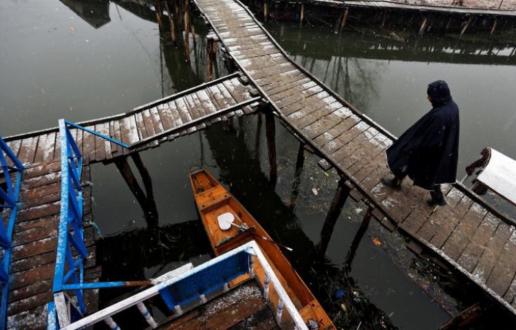 ডাল লেকে শিকারায় উঠতে গেলে নৌকায় করে গিয়ে এসব ছোট ছোট সেতু পেরোতে হয়। এসব সেতুতেও তুষার পড়তে শুরু করেছে।