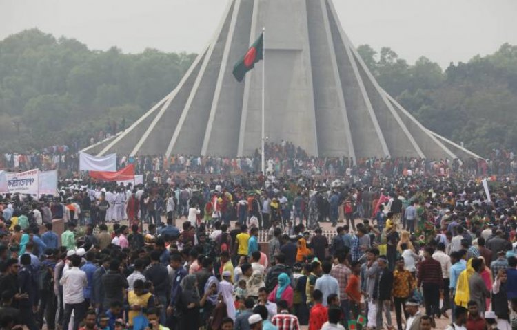 একাত্তরের শহীদদের শ্রদ্ধা জানাতে স্মৃতিসৌধ প্রাঙ্গণে মানুষের ঢল নামে।