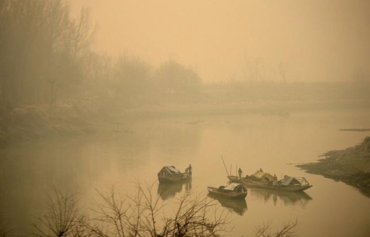 কুয়াশা ঢাকা সকালে কাশ্মীরের ঝিলম নদী।