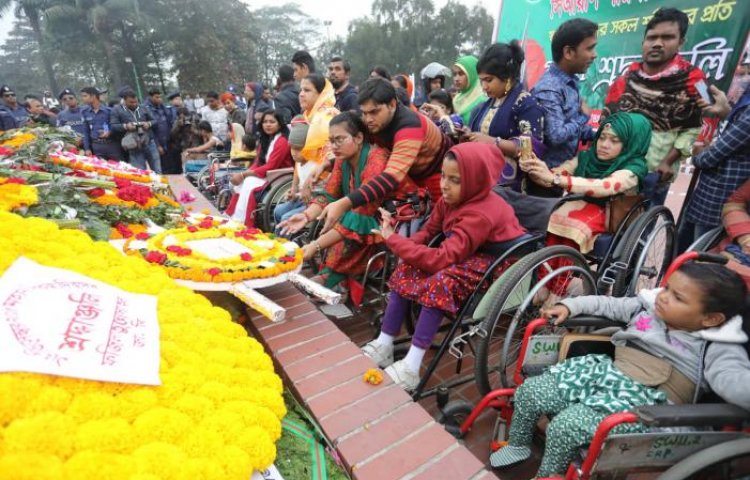 স্মৃতিসৌধের বেদিতে ফুল দিয়ে শ্রদ্ধা জানান শারীরিক প্রতিবন্ধীরা। 