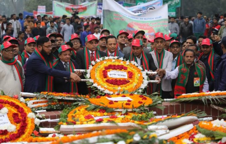 ফুল দিয়ে শ্রদ্ধা জানান আওয়ামী লীগের বিভিন্ন অঙ্গ-সংগঠনের নেতা-কর্মীরা।