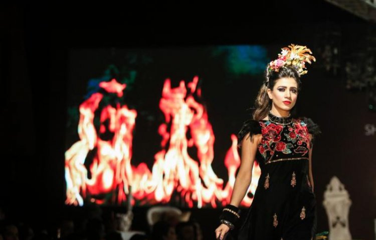 ফ্যাশন ডিজাইনার শাহরুখ আমিন ও রিমা নাজের নকশা করা পোশাক প্রদর্শিত হয় শোতে।