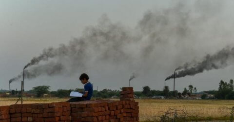 দূষণের আঁধারে মলিন আকাশ