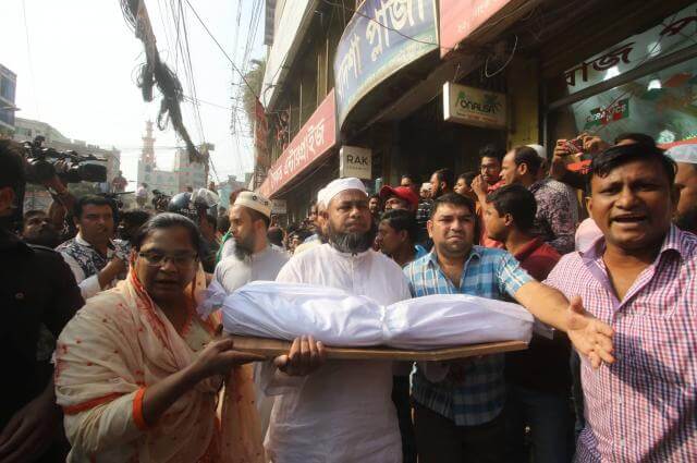 রামদা হাতে বড় ছেলেকে জিম্মি, ছোট ছেলের লাশ টেবিলে