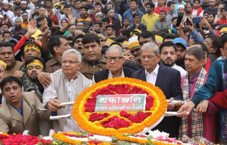 বিএনপির পক্ষে স্মৃতিসৌধে শ্রদ্ধা জানান দলের মহাসচিব মির্জা ফখরুল ইসলাম আলমগীরসহ অন্য নেতারা। 