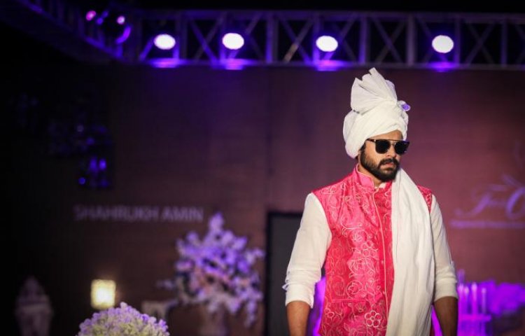 পুরুষের পোশাকের নকশায় ঐতিহ্য ফুটিয়ে তোলা হয়েছে।