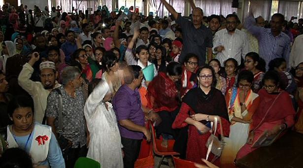 ভিকারুননিসায় অভিভাবকদের বিক্ষোভ – প্রধান শিক্ষক বরখাস্ত