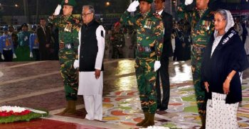 একুশের প্রথম প্রহর: রাষ্ট্রপতি ও প্রধানমন্ত্রীর শ্রদ্ধা নিবেদন