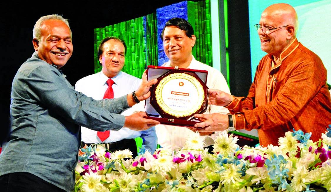 ভ্যাট ফাঁকি দিয়েও রফতানি ট্রফি লাভ!